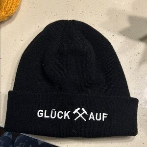 Robin Ruth Black Glück Auf Beanie